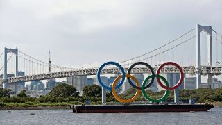 Olympische Ringe vor der Rainbow Bridge in Tokio (Quelle: imago images/Sven Simon)