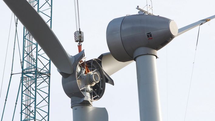 Ein Windrad zur Erzeugung von elektrischem alternativem Strom wird in Euskirchen auf einer Baustelle auf einem Feld errichtet (Bild: imago images/Hermann J. Knippertz)