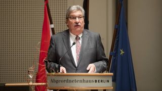 Ralf Wieland, Präsident des Berliner Abgeordnetenhauses, steht an einem Sprecherpult (Quelle: imago/Emmanuele Contini)
