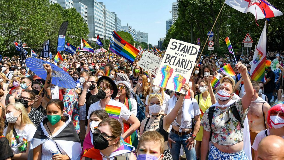 Christopher Street Day Parade 2021 in Berlin (Quelle: imago images/Daniel Lakomski)