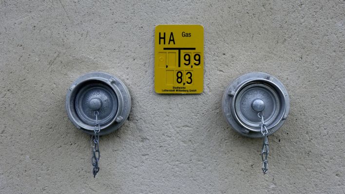 Gasschild und Wasseranschluss an einem Gebäude. (Quelle: imago-images/Sascha Steinach)