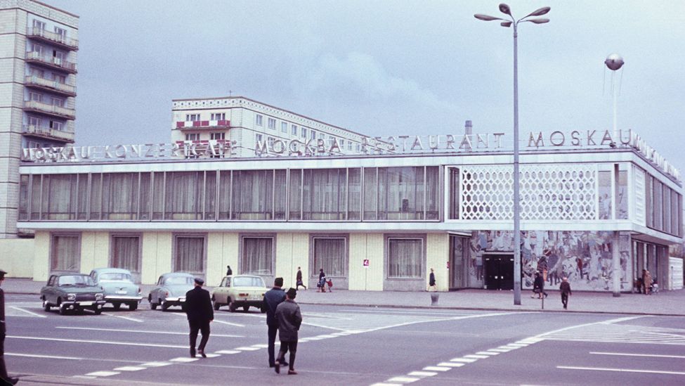 Das Cafe Moskau in der Stalinallee, in Ost-Berlin am 01.06.1970. (Quelle: imago images/Gerhard Leber)