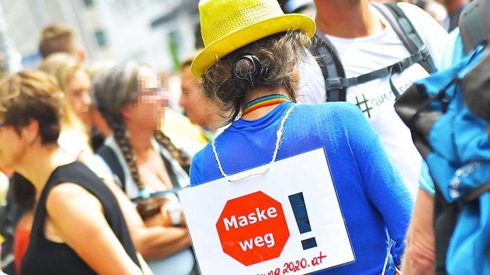 Demonstranten mit einem Schild um den Hals mit Aufschrift Maske weg am 29.08.2020 in Berlin. (Quelle: imago images/Jan Huebner)