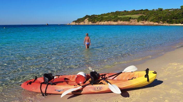 Kajak am Strand von Grand Sperone, Frankreich, Korsika (Bild: imago images/P. Royer)