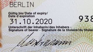 Ablaufdatum auf Personalausweis (Foto: imago images / Jochen Tack)