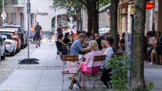 Gäste eines Berliner Restaurants sitzen am 10.07.2021 im Außenbereich (Quelle: imago images/Seeliger)