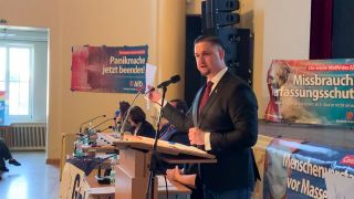 Hannes Gnauck steht während einer Wahlkampfveranstaltung der AfD Uckermark am Rednerpult (Bild: rbb)