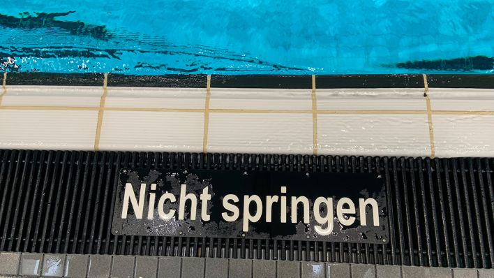 "Nicht springen" steht am Beckenrand in einem Berliner Schwimmbad, aufgenommen im Juni 2021. (Quelle: rbb/Amelie Ernst)