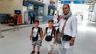 Afghanische Ortskräfte in Berlin und Brandenburg: Mohammad Ghafury mit seinen Söhnen Amir (9) und Hamid (7) vor dem Abflug nach Deutschland. (Quelle: rbb)