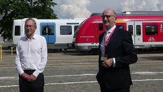 Alstom-Chef Henri Poupart-Lafarge (li.) und Brandenburgs Ministerpräsident Dietmar Woidke besuchen am 26.07.2021 das Alstom-Werk in Hennigsdorf (Quelle: rbb/Brandenburg aktuell)