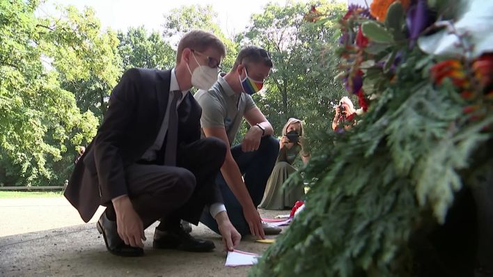 Im stillen Gedenken an die homosexuellen Opfer des Nationalsozialismus sind im Berliner Tiergarten Kränze und Blumen niedergelegt worden. (Quelle: rbb/Abendschau)