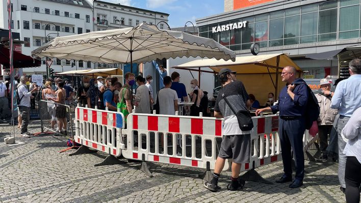 Menschen stehen in einer Schlange zur Corona-Impfung am Hermannplatz, Berlin Neukölln. (Quelle: rbb/M. Bartsch)
