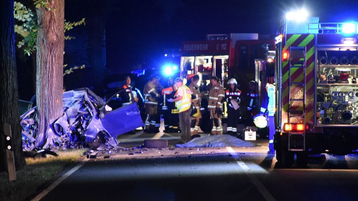 Tödlicher Alleinunfall: VW prallt gegen Baum – VW-Fahrer wird aus Fahrzeug geschleudert und stirbt (Quelle: BLP)
