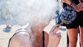 Eine Demonstrantin raucht einen Joint bei der Hanfparade im August in Berlin. (Quelle: dpa/Annette Riedl)