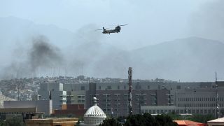 Ein Hubschrauber der USA von Typ Chinook überfliegt die Stadt Kabul. (Quelle: dpa/AP/Rahmat Gul)