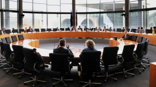 Zeugen warten auf den Beginn der öffentlichen Sitzung des Amri-Untersuchungsausschusses (Quelle: dpa/Wolfgang Kumm)