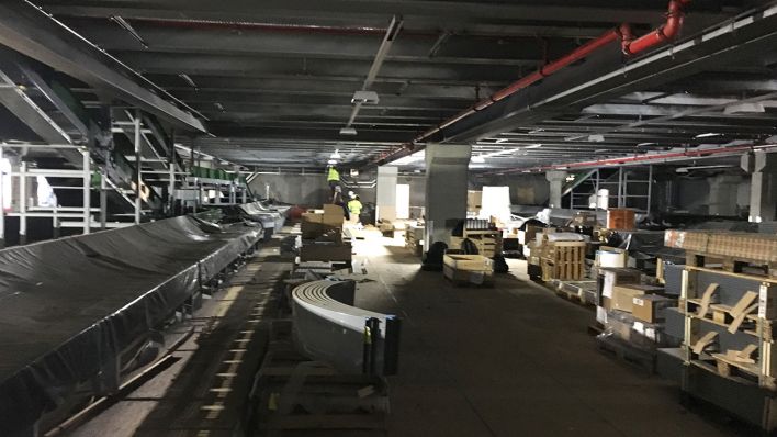 Die Halle mit der geplanten Gepäckförderanlage im Terminal 2 des Hauptstadtflughafens BER während einer Baustellenbesichtigung durch den Untersuchungsausschuss BER II. (Quelle: dpa/Stefan Kruse)