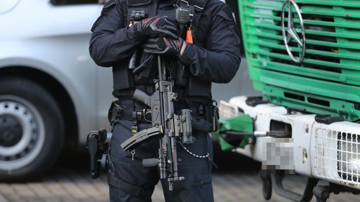 SEK Einsatzkräfte stehen mit Maschinenpistolen vom Typ MP5 Heckler & Koch in Berlin (Quelle: dpa/Christoph Soeder)