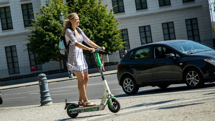 Eine Frau faehrt am 11.08.2020 in Berlin mit einem E-Scooter (gestellte Szene). (Quelle: dpa/Christin Klose)