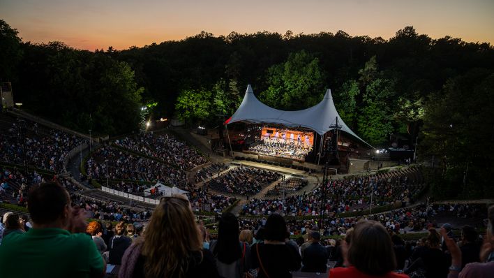 Die Berliner Philharmoniker spielen in der Waldbühne, nachdem im vergangenen Jahr das traditionelle Konzert wegen der Pandemie ausgefallen war. Rund 6000 Zuschauer waren zugelassen. (Quelle: dpa/Christoph Gateau)