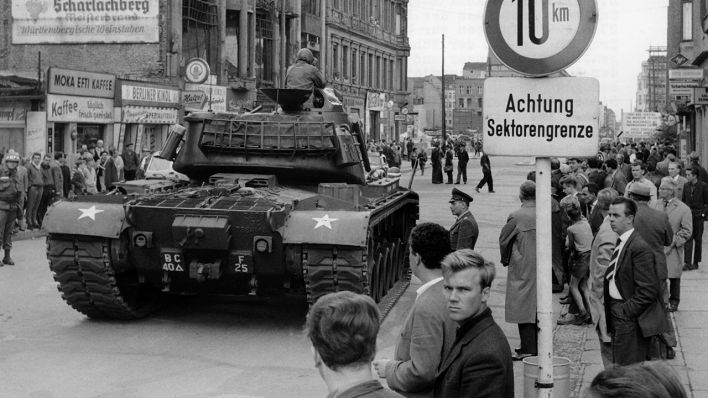 Am 23.08.1961 am Grenzübergang Friedrichstraße im Westteil Berlins (Quelle: dpa/Bratke)