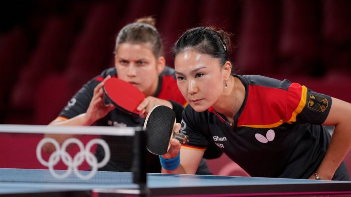 Petrissa Solja und Shan Xiaona an der Tischtennisplatte / picture alliance / ASSOCIATED PRESS | Kin Cheung