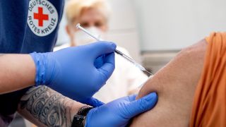 Eine Spritze mit einer Covid-19 Schutzimpfung wird am 05.07.2021 im Impfbus OSL verabreicht. (Quelle: dpa/Andreas Franke)