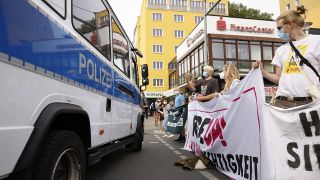 Aktivisten der Gruppe Extinction Rebellion blockieren am 07.08.2021 die Revaler Straße/Ecke Warschauer Straße in Berlin-Friedrichshain. (Quelle: dpa/Gerald Matzka)