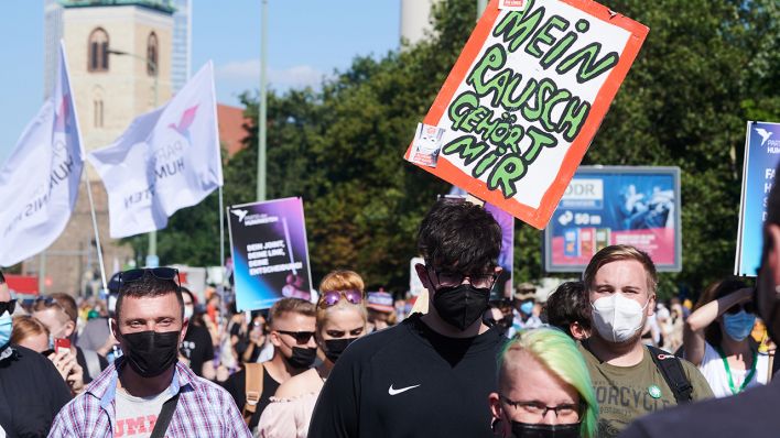 Demonstranten gehen am 14.08.2021 bei der Hanfparade durch die Stadt. "Mein Rausch gehört mir" steht dabei auf einem Plakat. (Quelle: dpa/Annette Riedl)