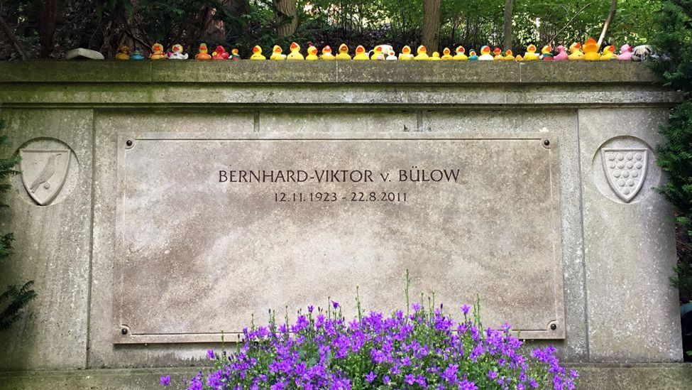 Zahlreiche Gummienten stehen am 14.8.2021 auf dem Grabstein von Bernhard-Victor von Bülow alias Loriot auf dem Friedhof Heerstraße. (Quelle: dpa/Kathrin Deckart)