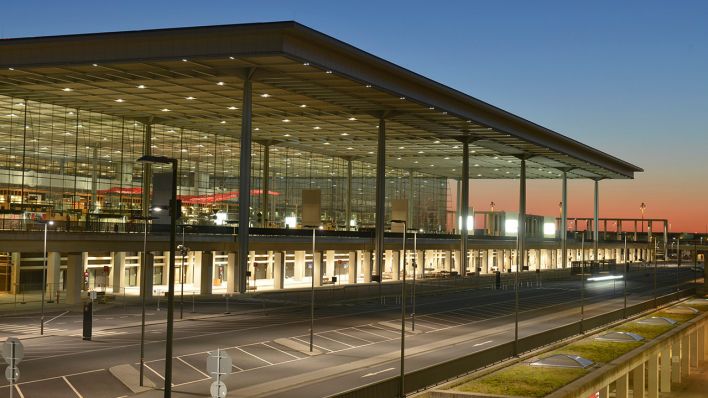 Der Flughafen BER von außen. Quelle: Bildagentur-online/Joko/dpa