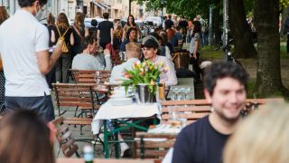 Zahlreiche Gäste sitzen draußen in einem Berliner Restaurant (Quelle: DPA/Annette Riedl)