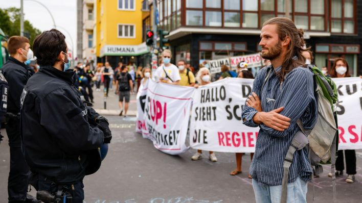 Lars Werner (r.), Aktivist und Organisator der Gruppe Extinction Rebellion, auf der Straßenblockade auf der Revaler Straße Ecke Warschauer Straße in Berlin-Friedrichshain (Quelle: DPA/Gerald Matzka)