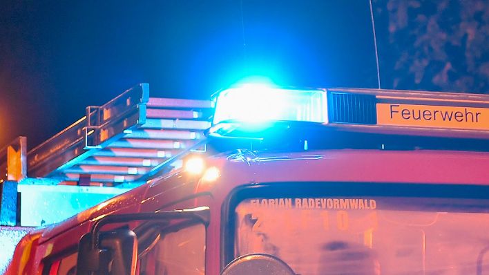 Auf einem Feuerwehrwagen leuchtet ein Blaulicht, Archivbild (Quelle: Christopher Neundorf/Kirchner-Me)