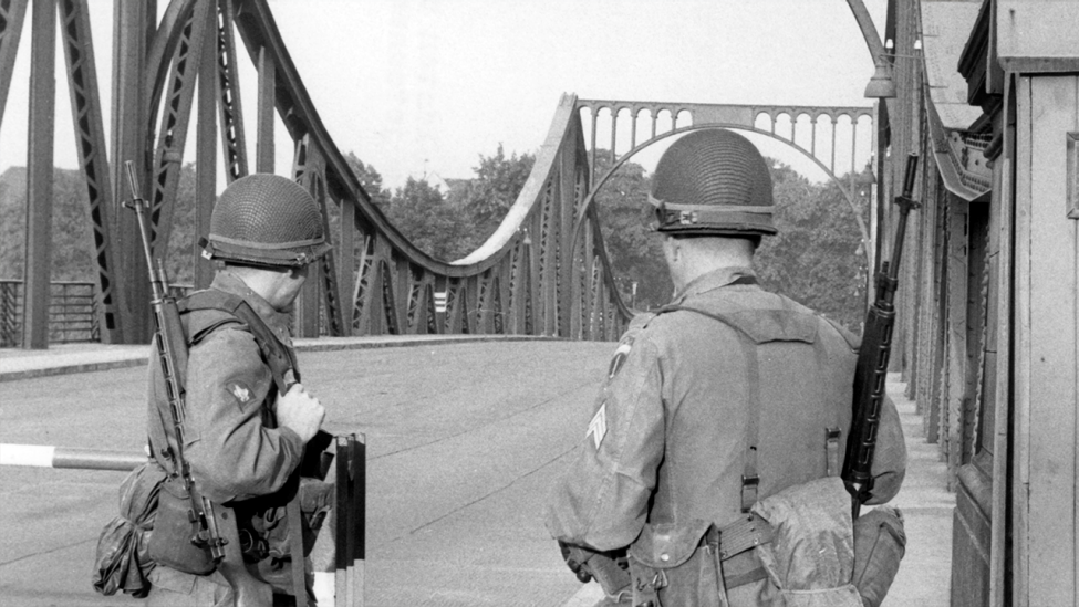 Kampfbereite Soldaten der US-Armee stehen am 04.09.1962 am Grenzübergang an der Glienicker Brücke in Berlin. (Quelle: dpa)