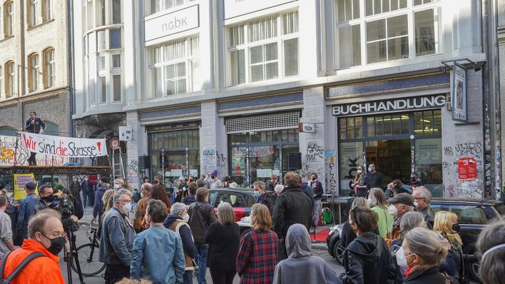 Menschen beteiligen sich an einer Kundgebung für den Erhalt der Buchhandlung "Kisch & Co.". (Quelle: dpa/Jörg Carstensen)