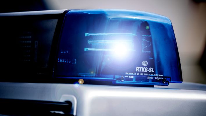 Ein Einsatzfahrzeug der Polizei mit Blaulicht, Symbolbild (Quelle: Fotostand/K. Schmidt)