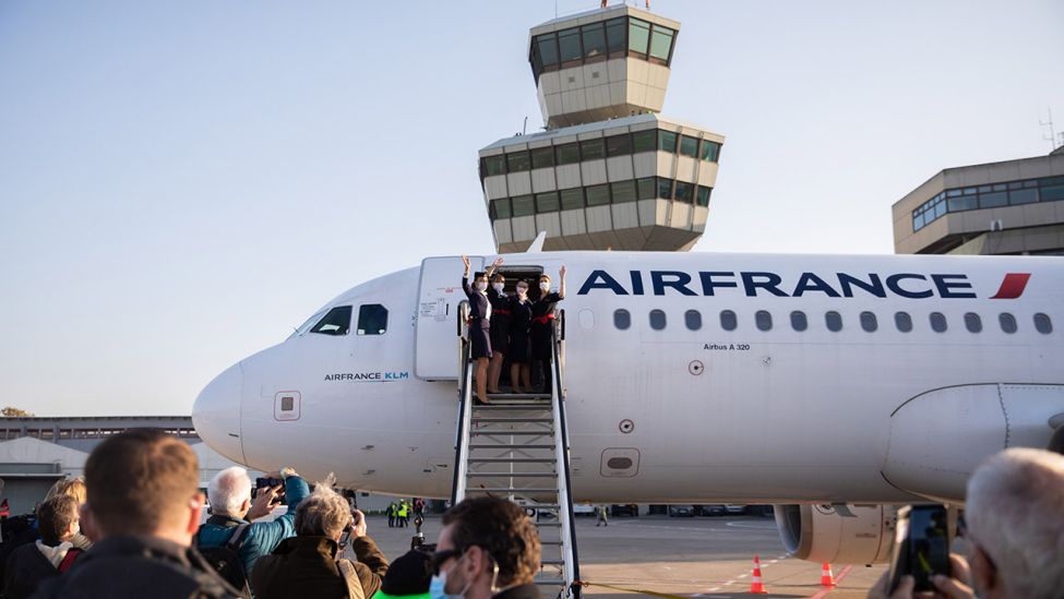 Crewmitglieder verabschieden sich am Flughafen Tegel vor dem Start eines Airbus der französischen Fluggesellschaft Air France, welcher als letzte Linienmaschine in Tegel startet. (Quelle: dpa/Christoph Soeder)