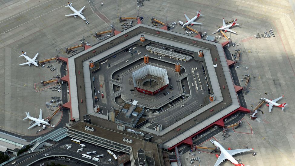 ARCHIV - Flugzeuge stehen am 01.08.2013 auf Parkpositionen des Flughafens Berlin Tegel. (Quelle: dpa/Ralf Hirschberger)