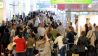 Reisende stehen am Dienstag (22.07.2008) in Berlin auf dem Flughafen Tegel an Abfertigungsschaltern der Fluggesellschaften. (Quelle: dpa/Gero Breloer)
