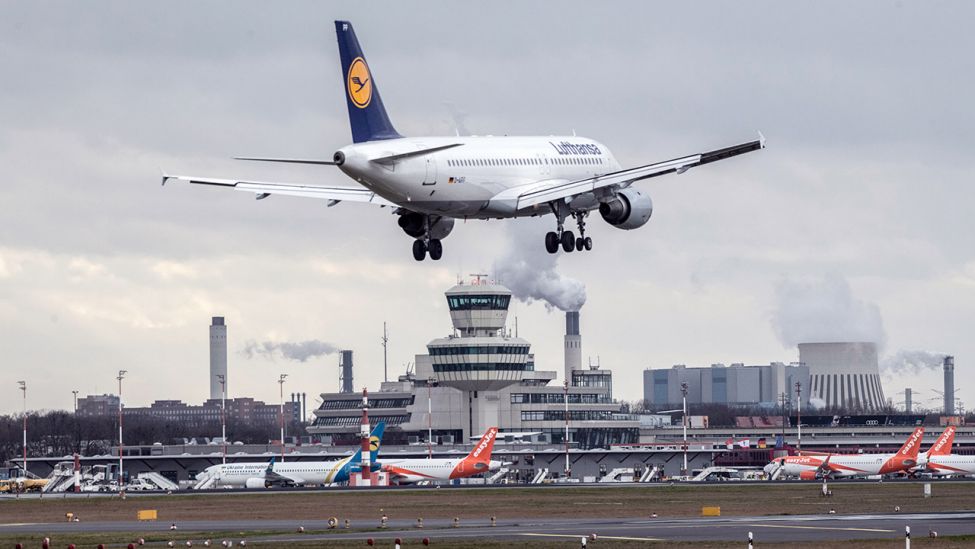 Ein Flugzeug befindet sich im Landeanflug auf den Flughafen Tegel. (Quelle: dpa/Paul Zinken)