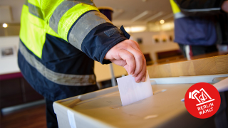 Symbolbild: Ein Mann wirft einen Stimmzettel in eine Wahlurne. (Quelle: dpa/Gregor Fischer)