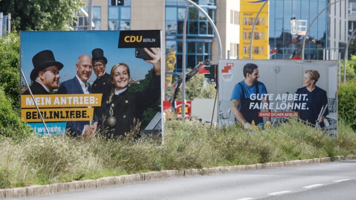 Auf einem Grossflächen-Plakat werben die Berliner CDU mit dem Landesvorsitzenden Kai Wegner (l.) und die Berliner SPD-Spitzenkandidatin Franziska Giffey für die Abgeordnetenhauswahl (Quelle: DPA/Carsten Koall)
