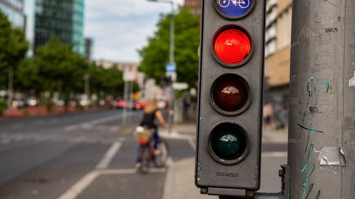 Eine Fahrradampel am Potsdamer Platz zeigt rot an (Bild: imago images/Andreas Friedrichs)