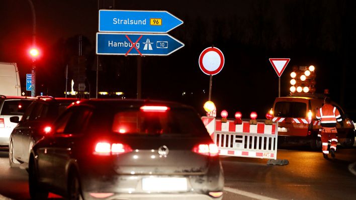 Die gesperrte Autobahn Auffahrt an der Anschlussstelle Birkenwerder. (Quelle: dpa/Julian Stähle)