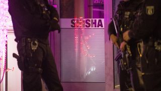 Symbobild: Beamte von Polizei und Zoll führen in einer Shisha-Bar eine Polizeikontrolle durch. (Quelle: dpa/Jörg Carstensen)
