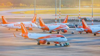 Passagiermaschinen der Fluggesellschaft Easyjet auf dem Flugfeld des Hauptstadtflughafens BER (Quelle: dpa/Andreas Franke)