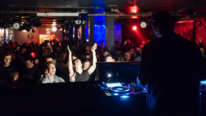 Symbolbild: Ein DJ spielt in einer Party (Quelle: dpa/Denis Meyer)