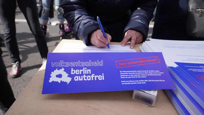 Unterschriften für den Volksentscheid "Berlin autofrei" werden bei einer Demonstration auf der Leipziger Straße gesammelt. (Quelle: dpa/Jörg Carstensen)
