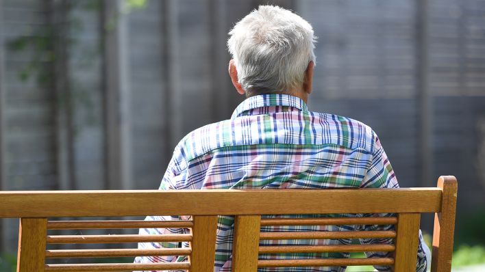 Ein alter Mann (92 Jahre) sitzt im Garten auf einer Bank. (Quelle: dpa/Frank Hoermann/)